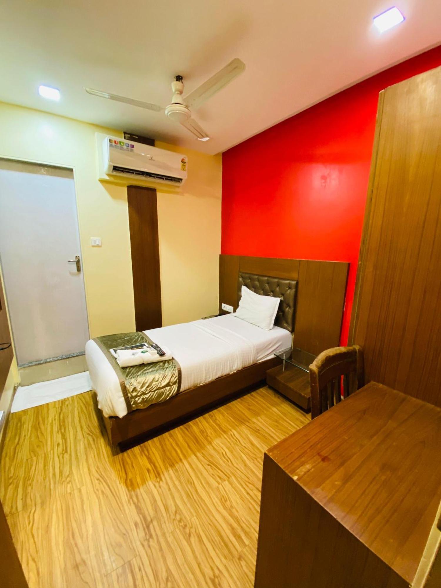Hotel Arton Regency Near Terminal 2 Airport 뭄바이 외부 사진